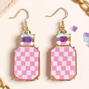 NWT! Boutique Pink and Gold Geometric Earrings with Crystal Accent! 💕🤩